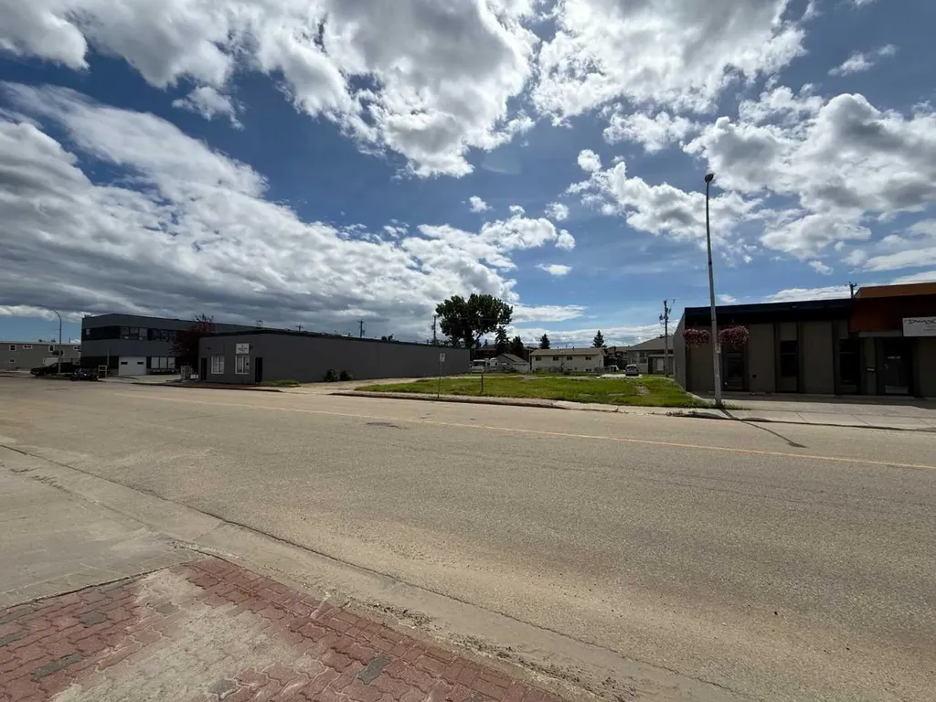 9821/23/25 97 Avenue Grande Prairie AB T8V 0M9