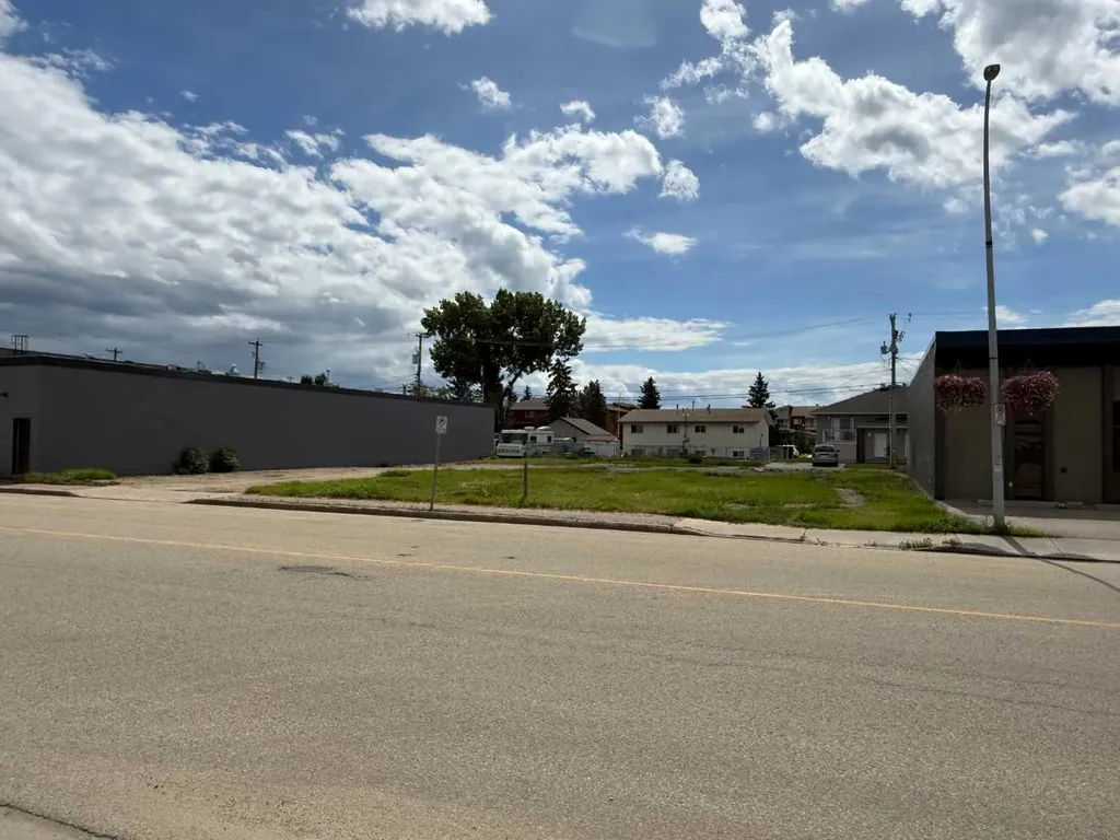 9821/23/25 97 Avenue Grande Prairie AB T8V 0M9