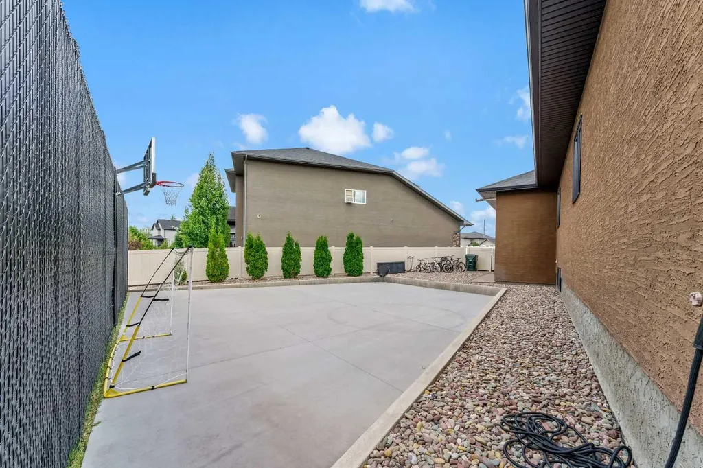 236 Hamptons Way SE Medicine Hat AB T1B0E1