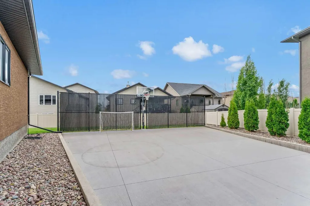 236 Hamptons Way SE Medicine Hat AB T1B0E1