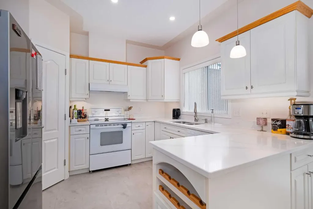 81 Sierra Morena Landing SW Calgary AB T3H 4K3