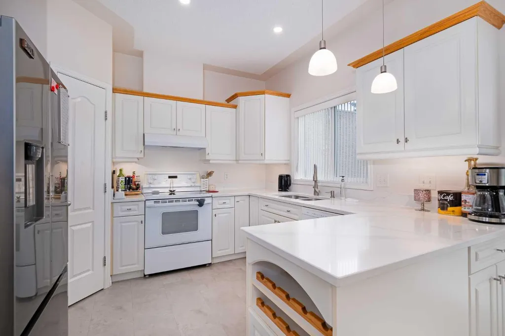 81 Sierra Morena Landing SW Calgary AB T3H 4K3
