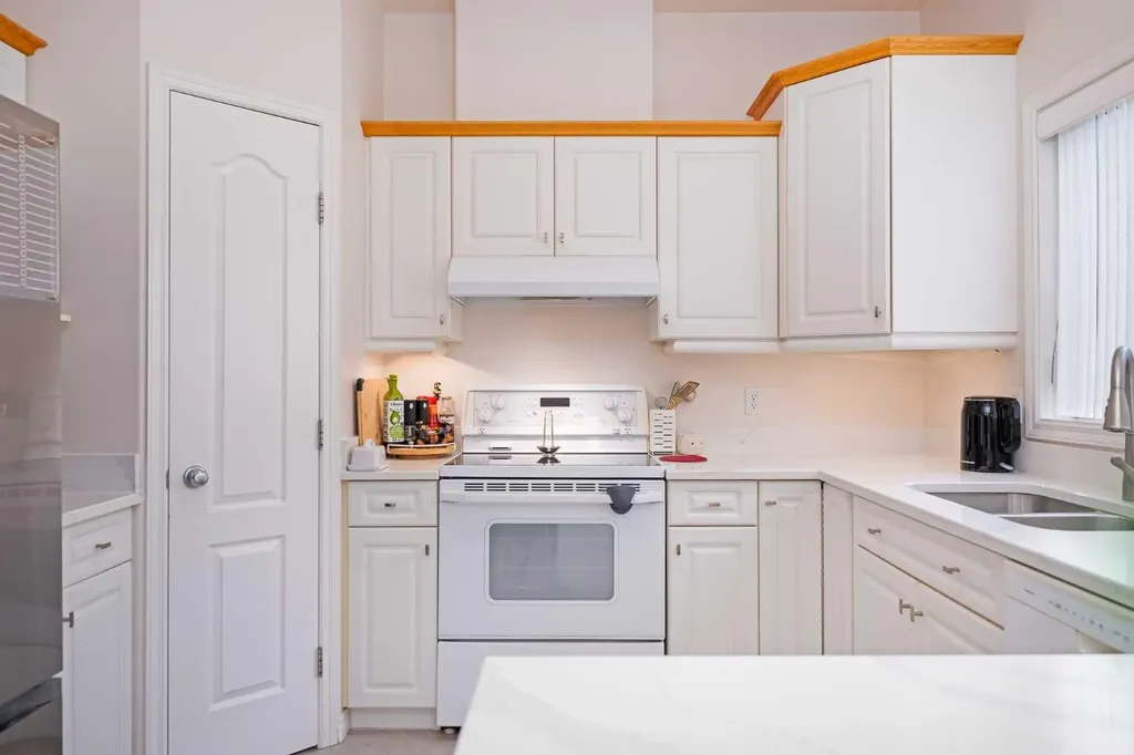 81 Sierra Morena Landing SW Calgary AB T3H 4K3