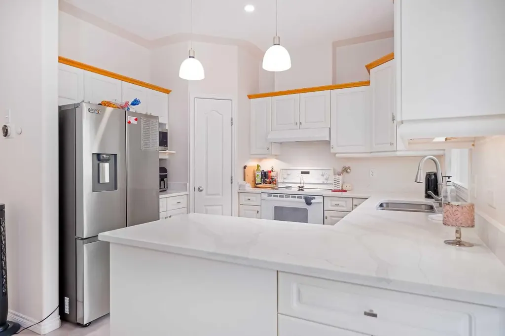 81 Sierra Morena Landing SW Calgary AB T3H 4K3