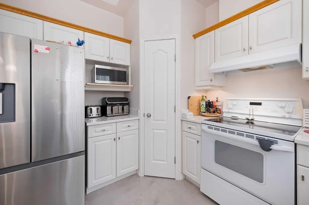 81 Sierra Morena Landing SW Calgary AB T3H 4K3