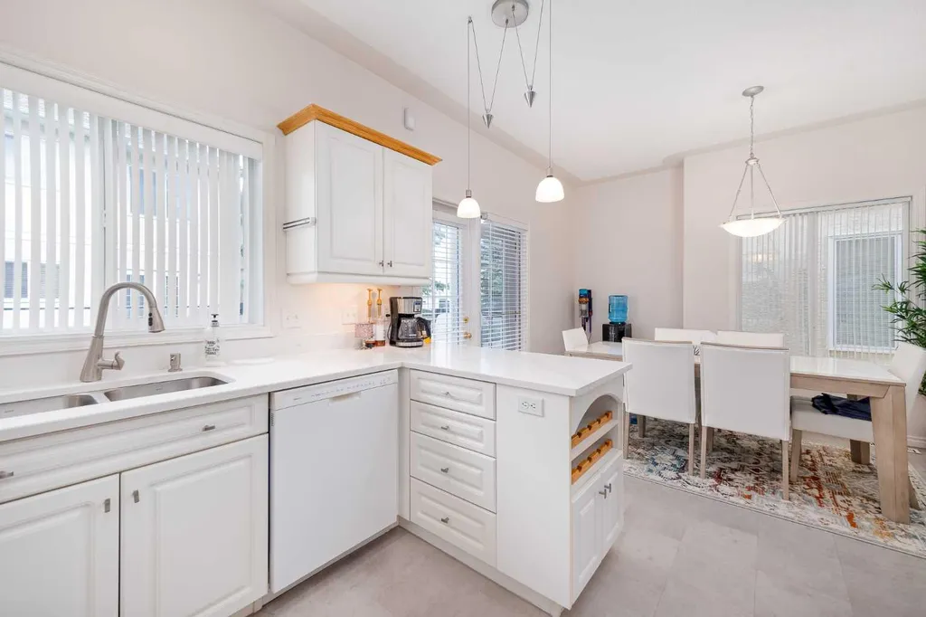 81 Sierra Morena Landing SW Calgary AB T3H 4K3