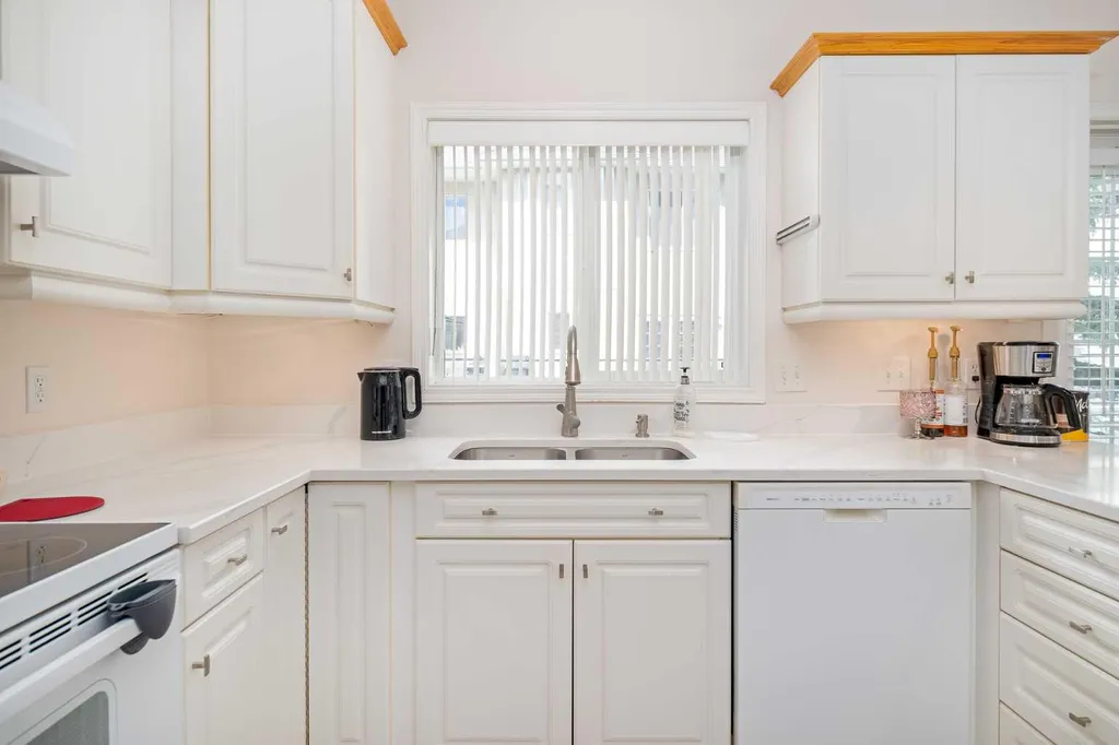 81 Sierra Morena Landing SW Calgary AB T3H 4K3