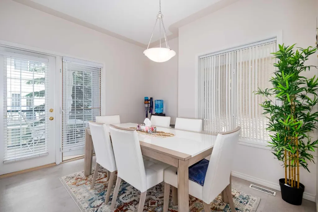 81 Sierra Morena Landing SW Calgary AB T3H 4K3