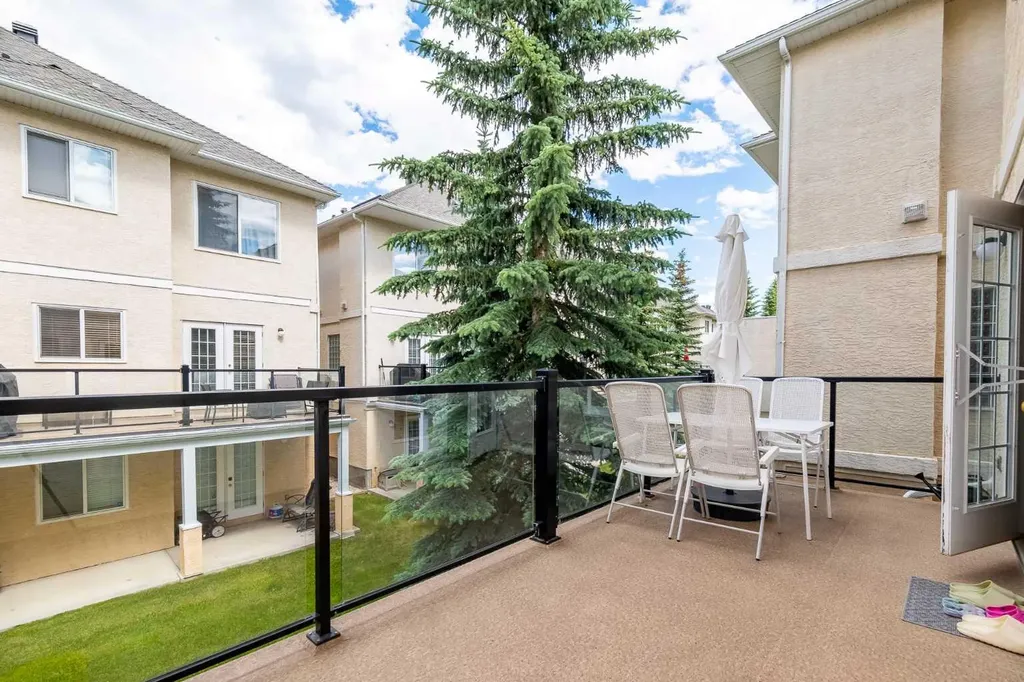 81 Sierra Morena Landing SW Calgary AB T3H 4K3