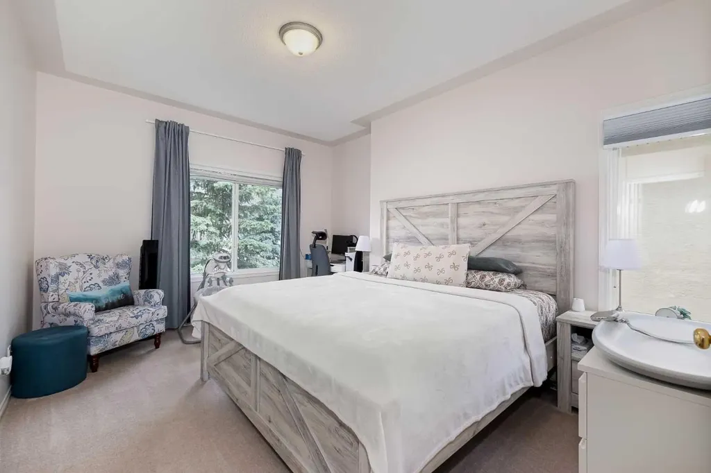 81 Sierra Morena Landing SW Calgary AB T3H 4K3