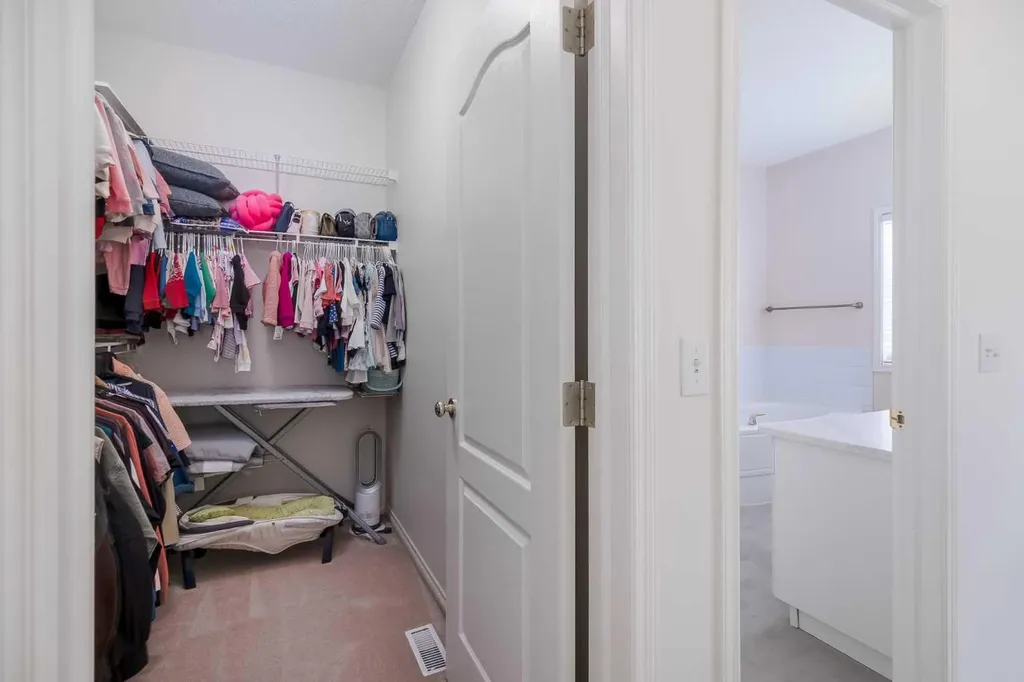 81 Sierra Morena Landing SW Calgary AB T3H 4K3
