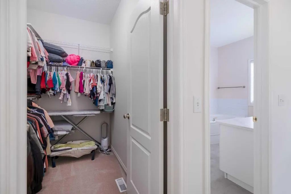 81 Sierra Morena Landing SW Calgary AB T3H 4K3