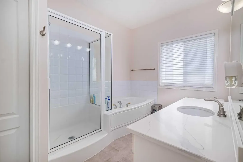 81 Sierra Morena Landing SW Calgary AB T3H 4K3