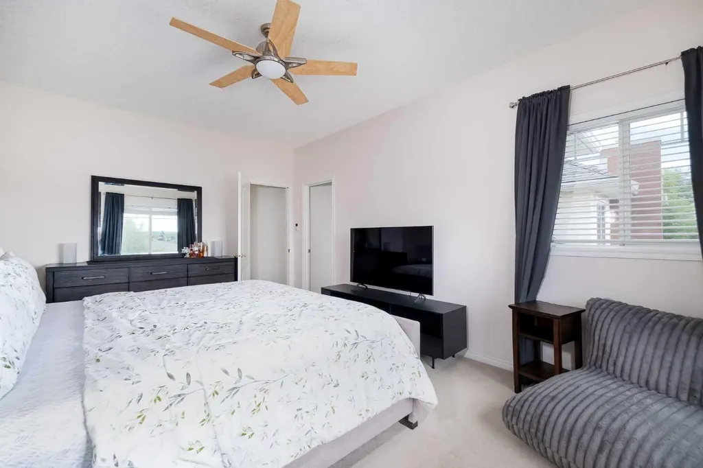 81 Sierra Morena Landing SW Calgary AB T3H 4K3