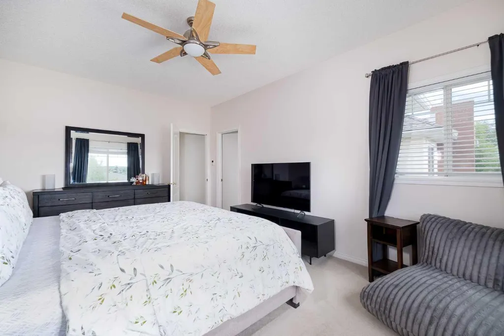 81 Sierra Morena Landing SW Calgary AB T3H 4K3
