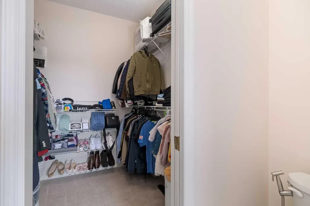 81 Sierra Morena Landing SW Calgary AB T3H 4K3