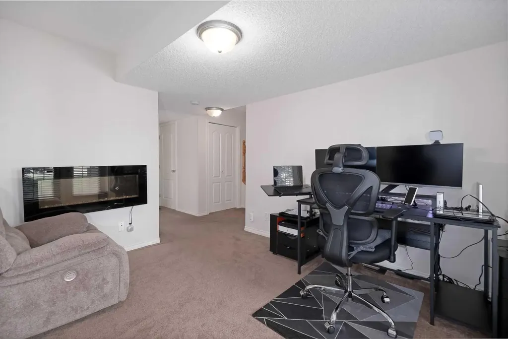 81 Sierra Morena Landing SW Calgary AB T3H 4K3