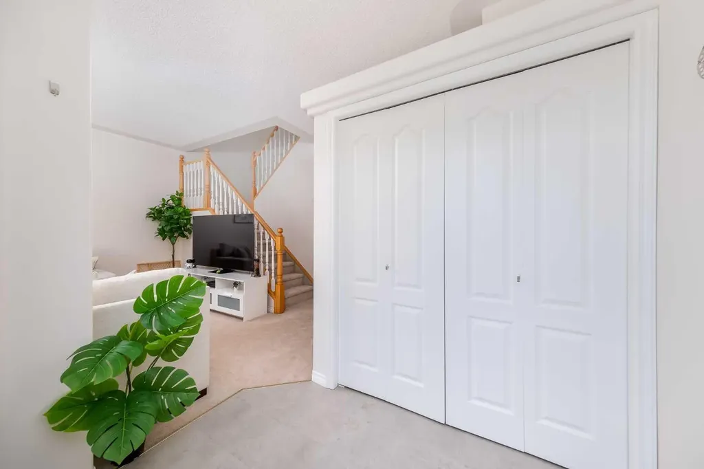 81 Sierra Morena Landing SW Calgary AB T3H 4K3
