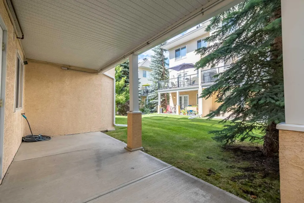 81 Sierra Morena Landing SW Calgary AB T3H 4K3