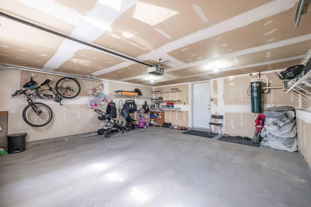 81 Sierra Morena Landing SW Calgary AB T3H 4K3