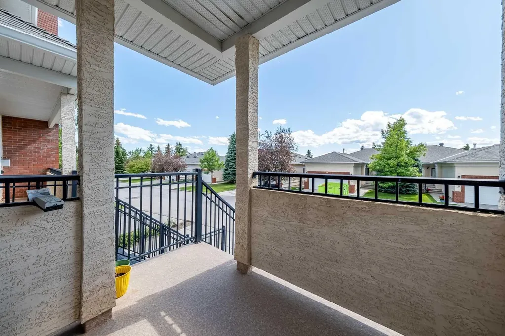 81 Sierra Morena Landing SW Calgary AB T3H 4K3