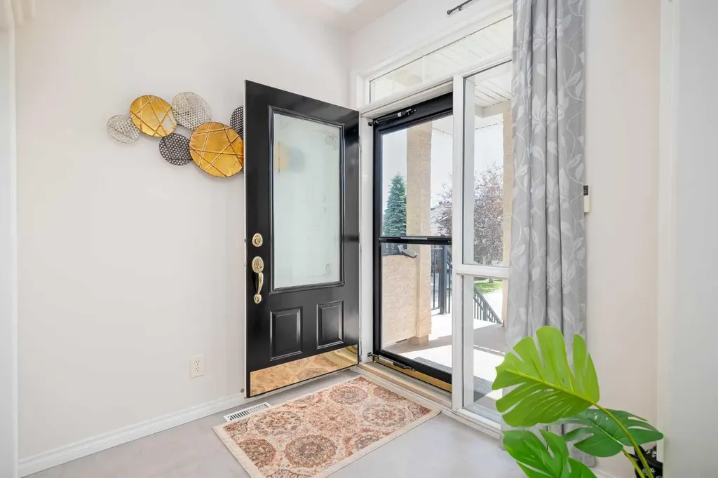 81 Sierra Morena Landing SW Calgary AB T3H 4K3