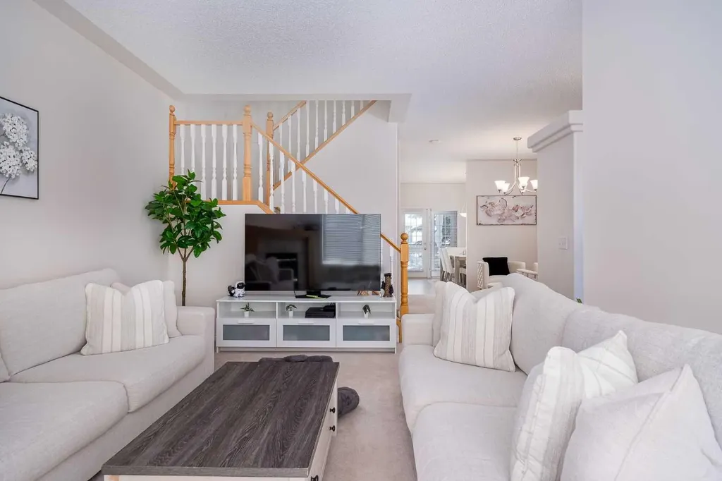 81 Sierra Morena Landing SW Calgary AB T3H 4K3