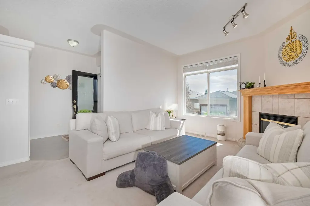 81 Sierra Morena Landing SW Calgary AB T3H 4K3