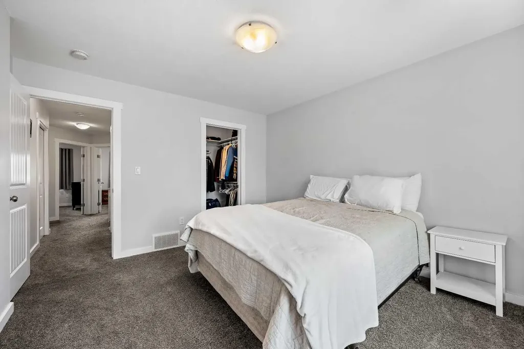 5002 51 Avenue Blackfoot AB T0B 0L0