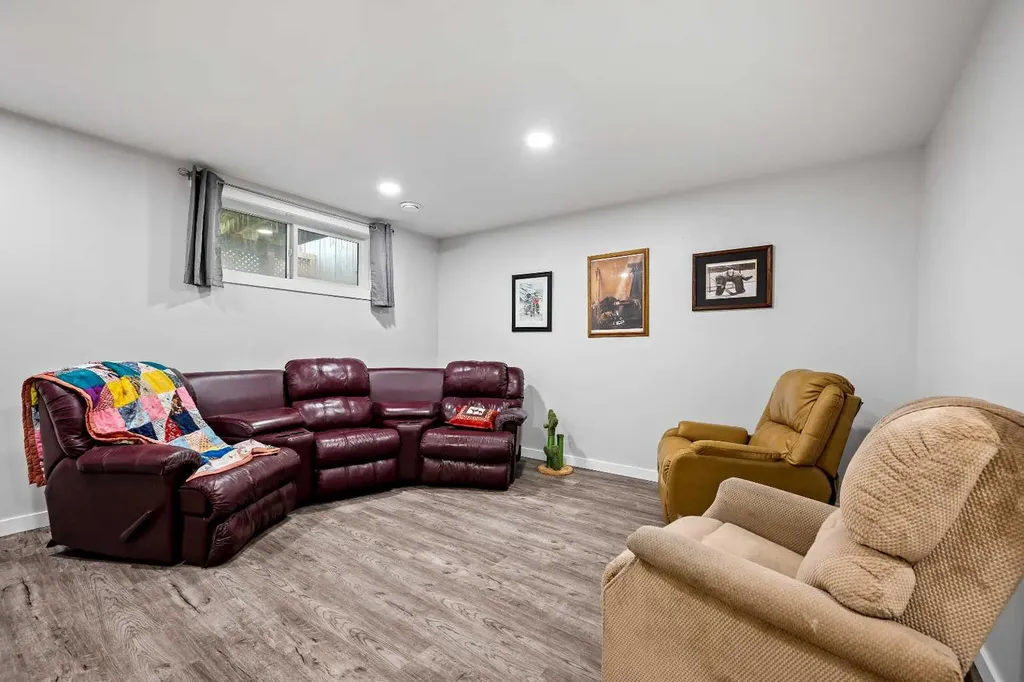 5002 51 Avenue Blackfoot AB T0B 0L0