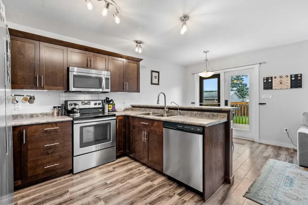 5002 51 Avenue Blackfoot AB T0B 0L0