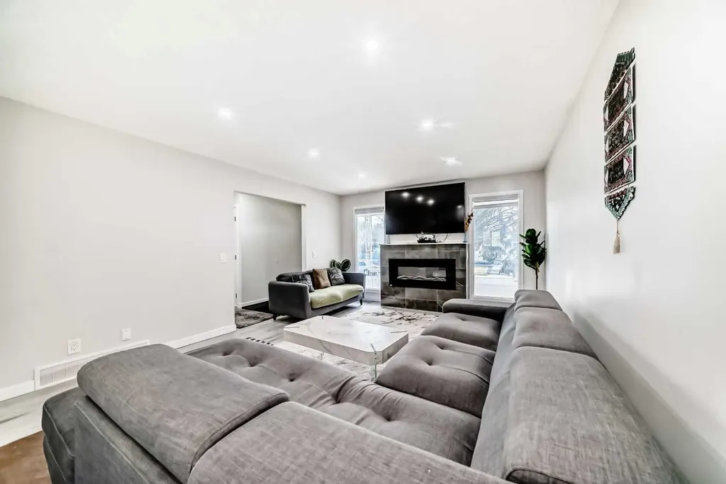 6712 23 Avenue NE Calgary AB T1Y1V4