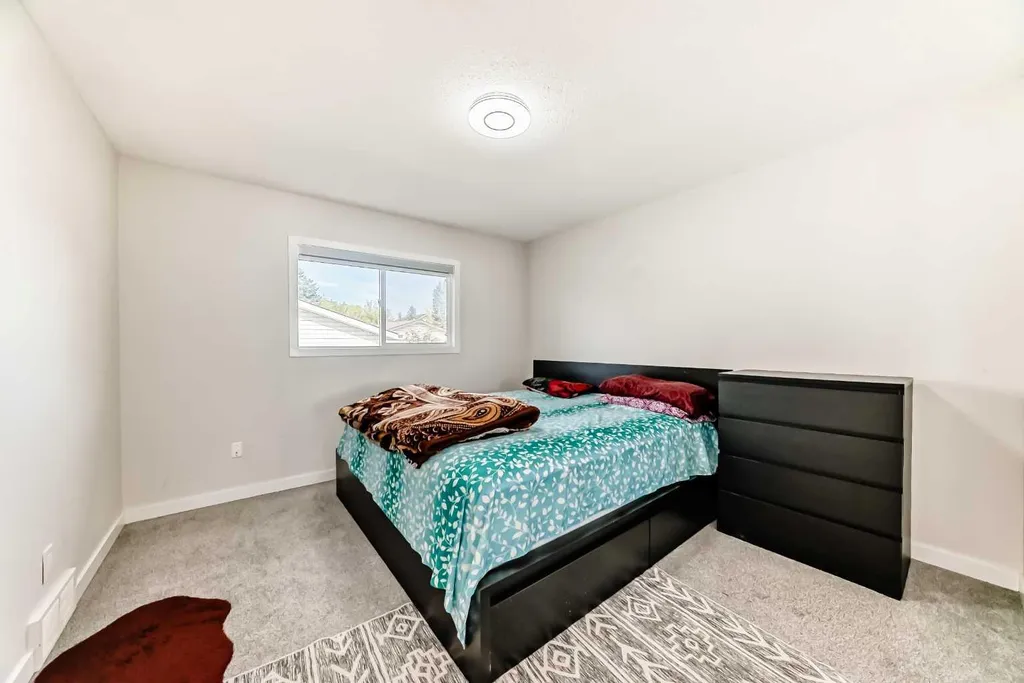 6712 23 Avenue NE Calgary AB T1Y1V4