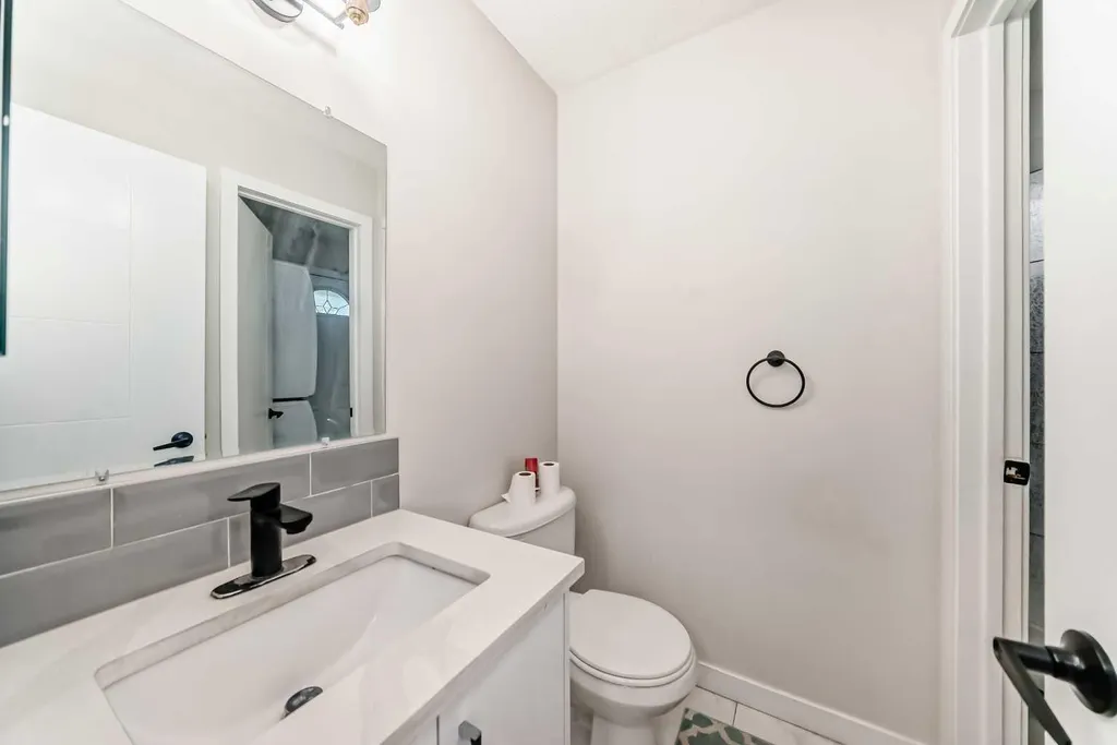 6712 23 Avenue NE Calgary AB T1Y1V4