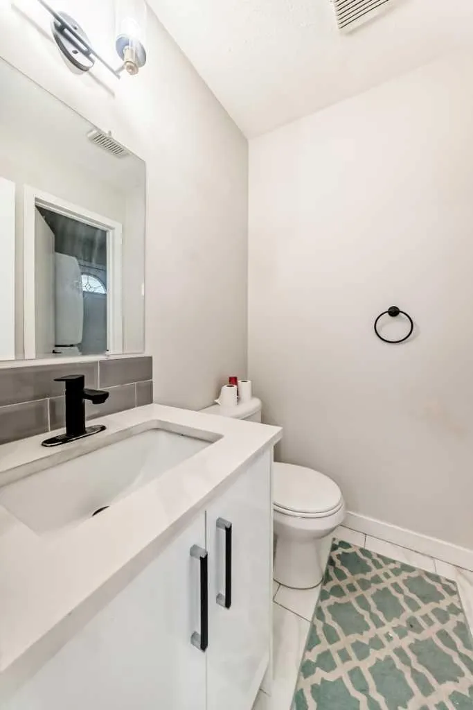 6712 23 Avenue NE Calgary AB T1Y1V4