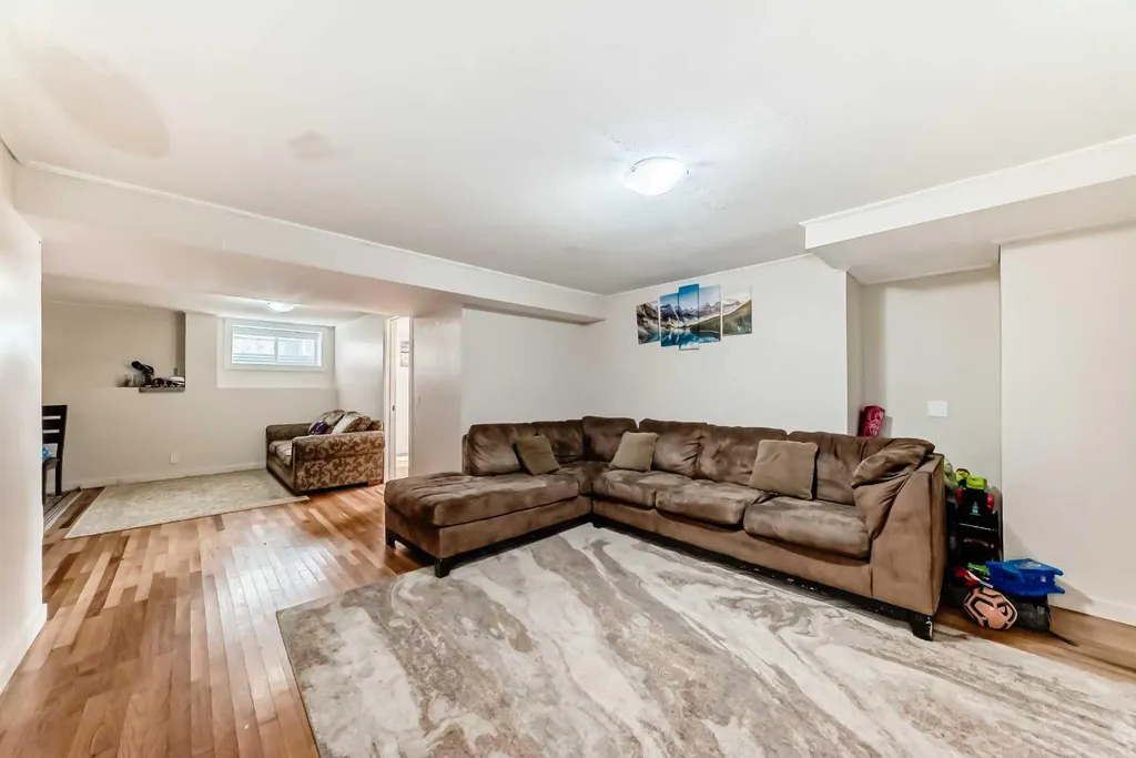 6712 23 Avenue NE Calgary AB T1Y1V4