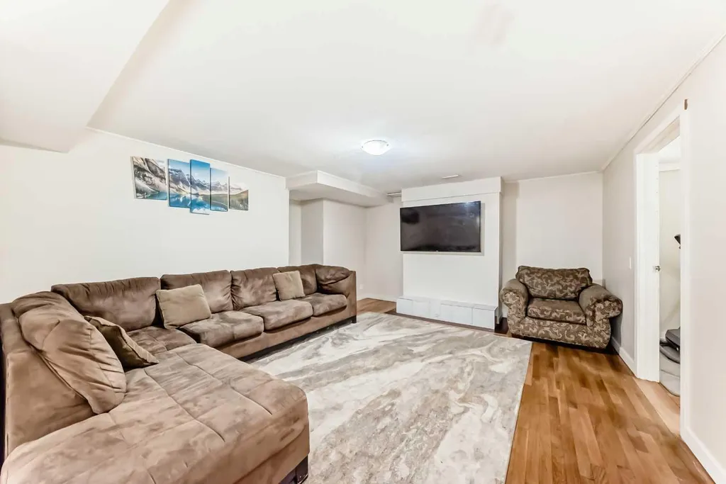 6712 23 Avenue NE Calgary AB T1Y1V4
