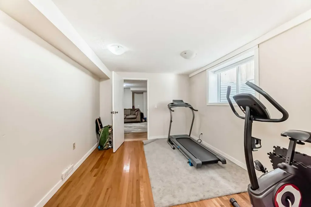 6712 23 Avenue NE Calgary AB T1Y1V4
