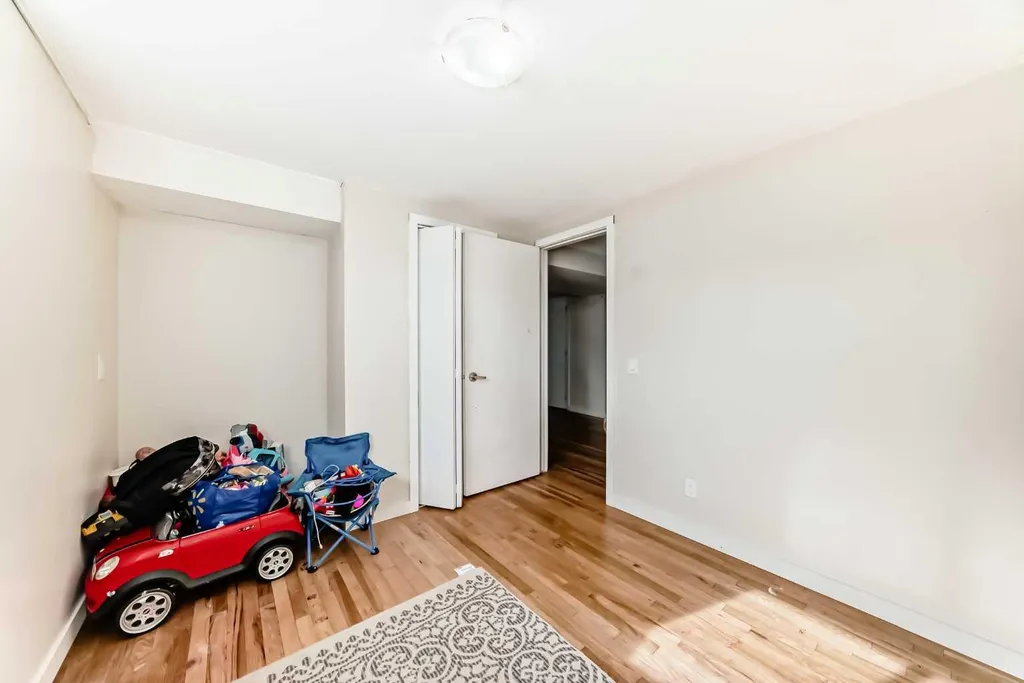 6712 23 Avenue NE Calgary AB T1Y1V4