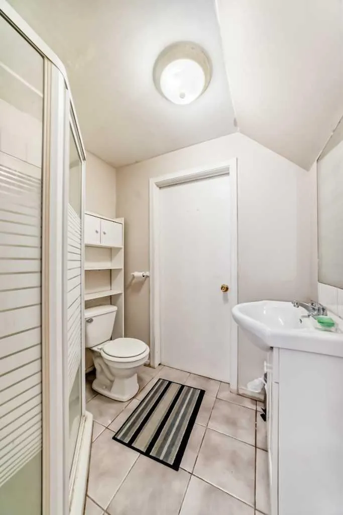 6712 23 Avenue NE Calgary AB T1Y1V4