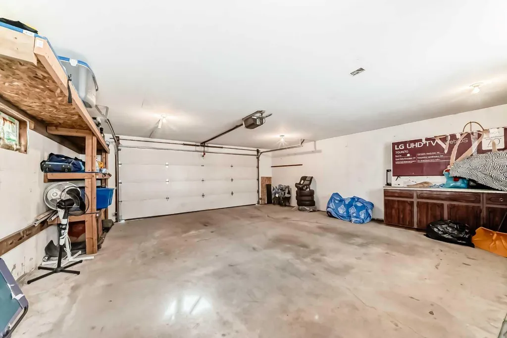 6712 23 Avenue NE Calgary AB T1Y1V4