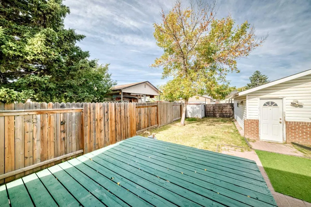 6712 23 Avenue NE Calgary AB T1Y1V4