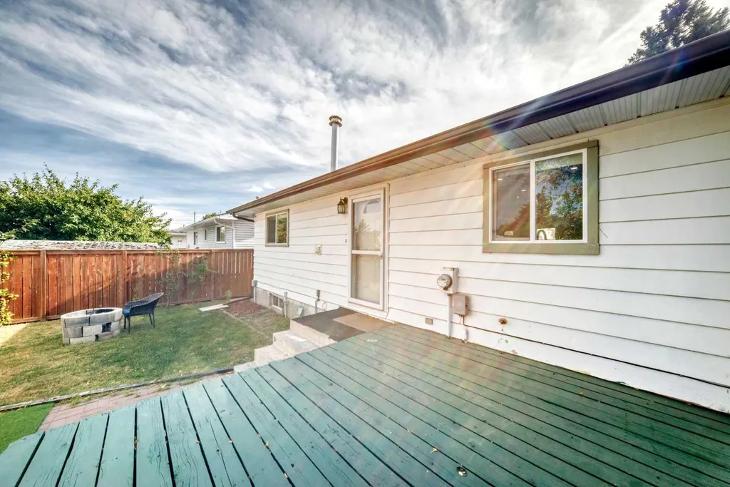 6712 23 Avenue NE Calgary AB T1Y1V4