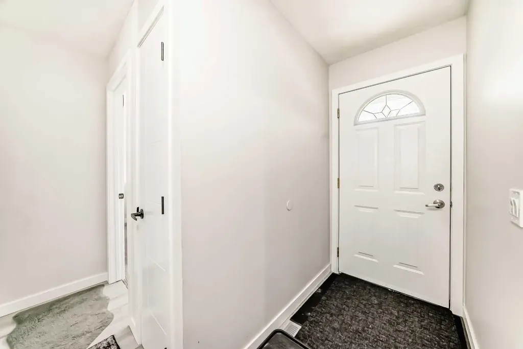 6712 23 Avenue NE Calgary AB T1Y1V4