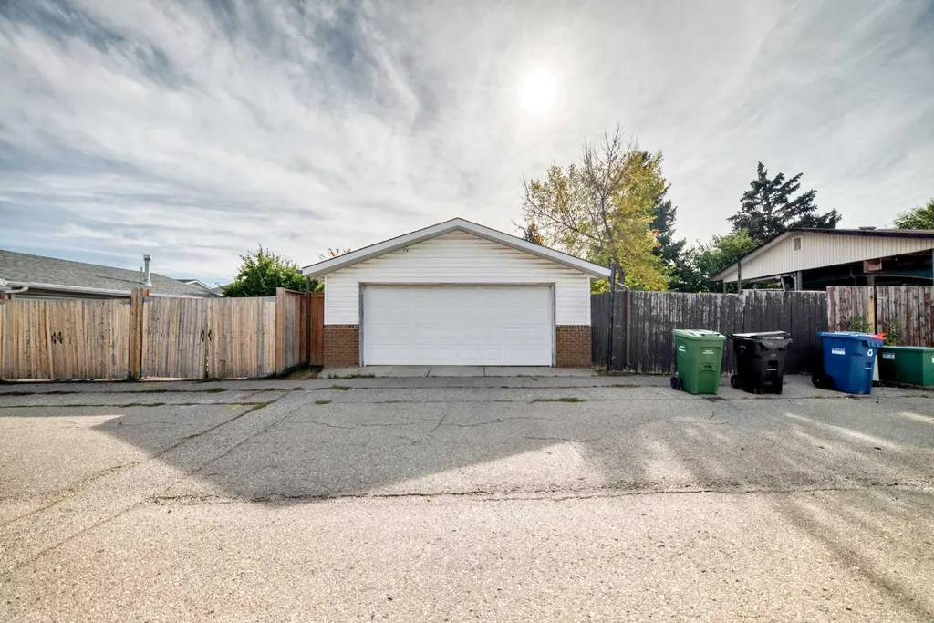 6712 23 Avenue NE Calgary AB T1Y1V4