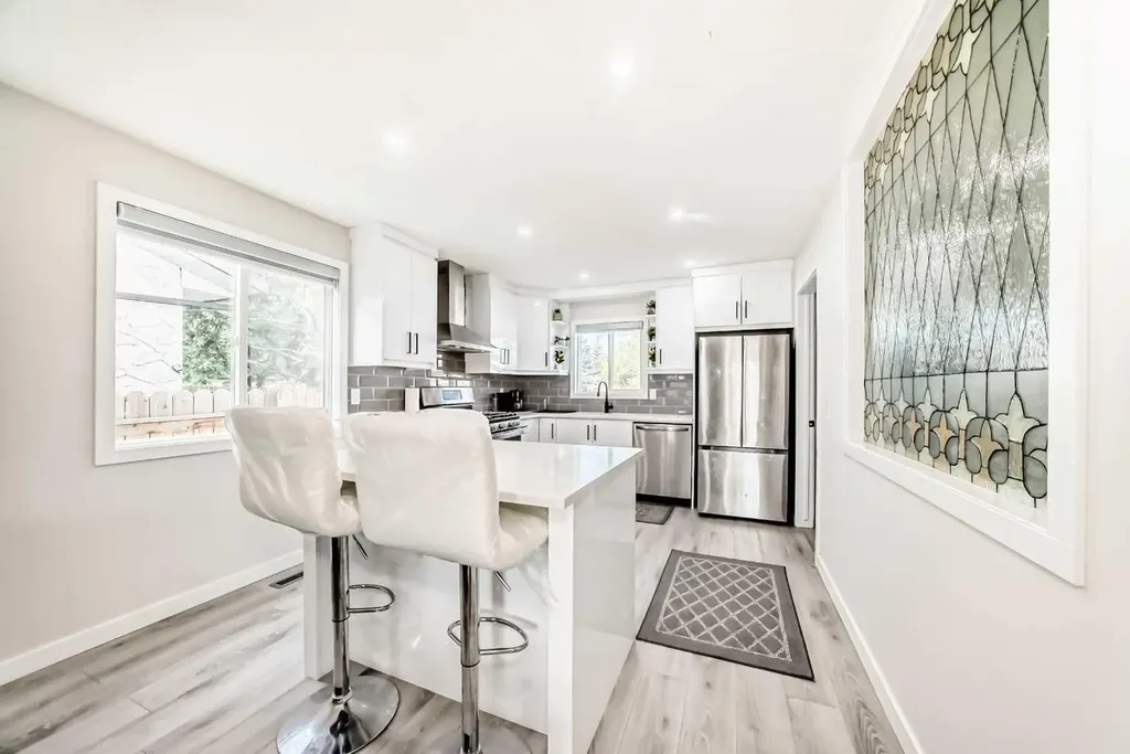 6712 23 Avenue NE Calgary AB T1Y1V4