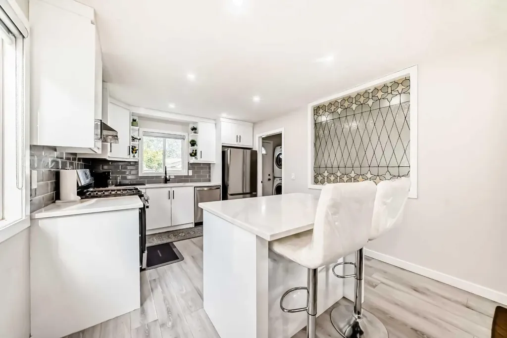6712 23 Avenue NE Calgary AB T1Y1V4