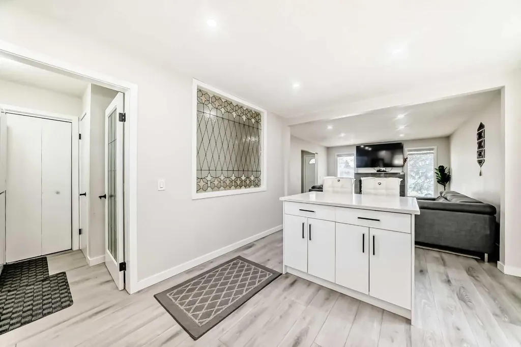 6712 23 Avenue NE Calgary AB T1Y1V4