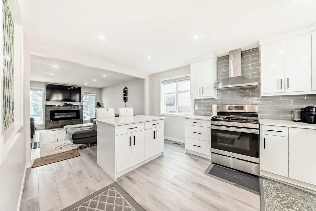 6712 23 Avenue NE Calgary AB T1Y1V4