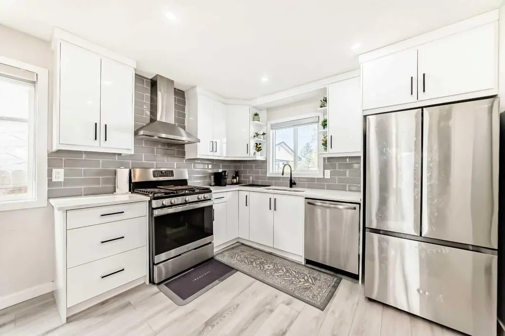 6712 23 Avenue NE Calgary AB T1Y1V4